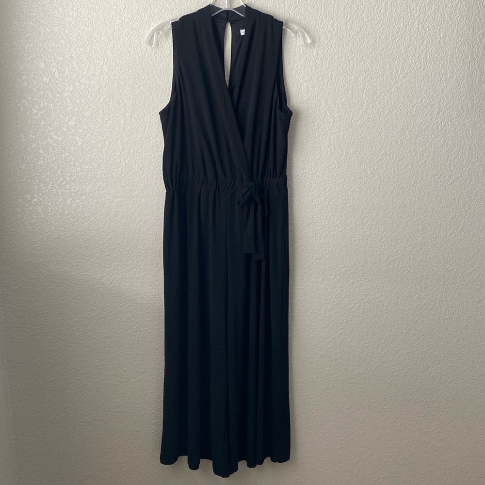 Women's Black Sandra Darren Sleeveless Jumpsuit, Size M Two Pockets.
